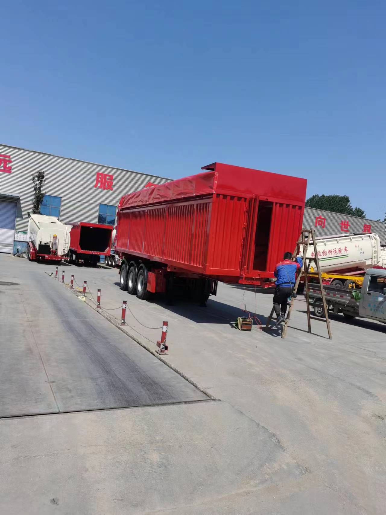 山東骨架后翻半掛車(chē)
